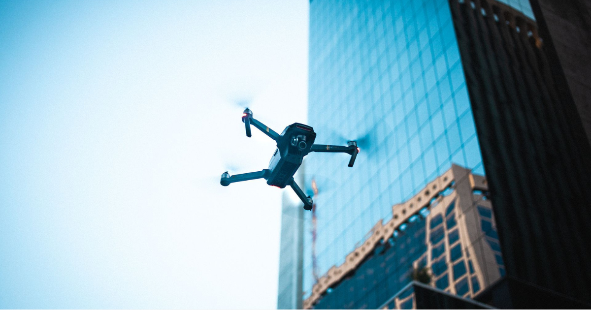 Drone voando entre prédios