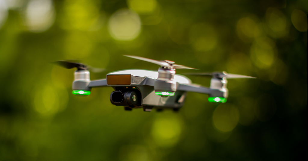 Drone sobrevoando no modo hover parado no ar