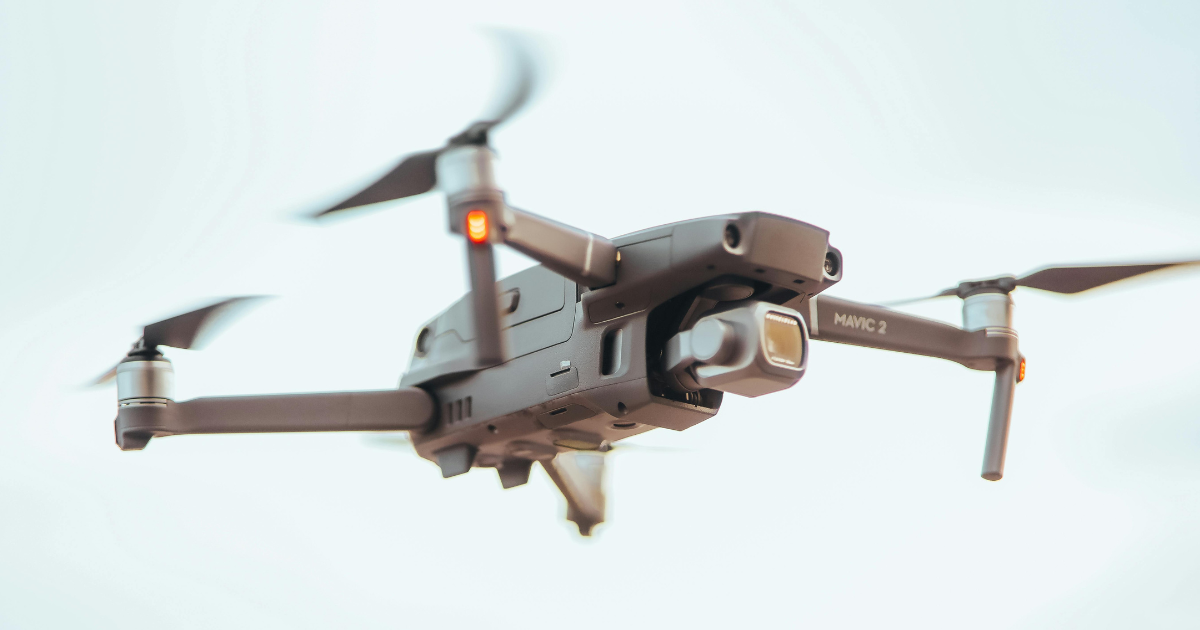 Drone sobrevoando
