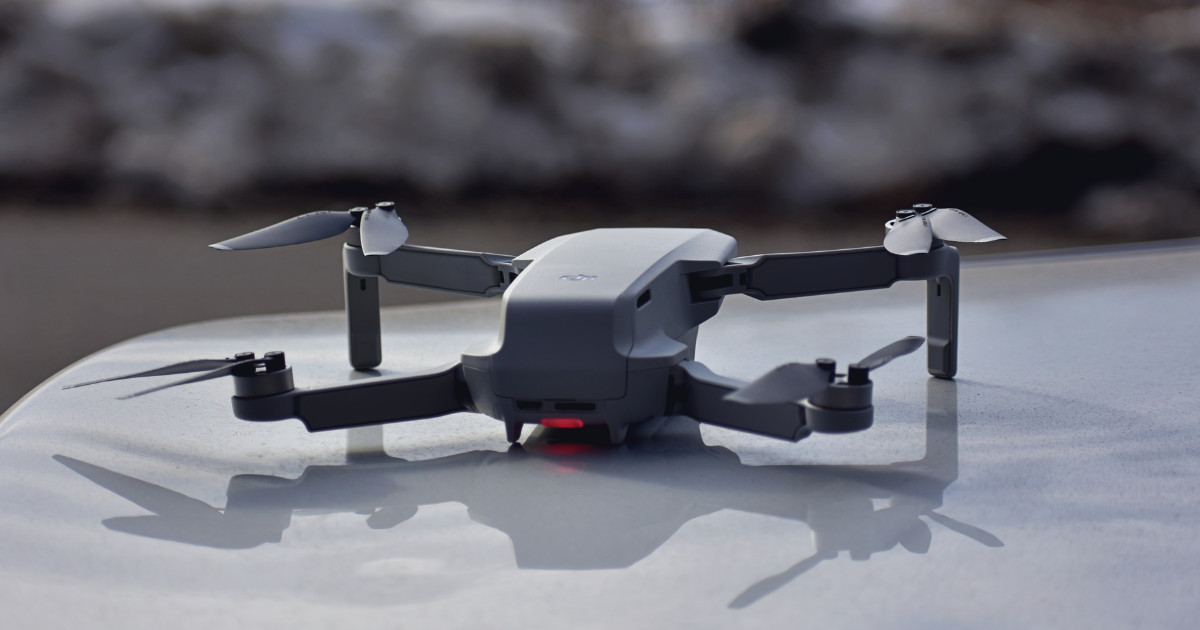 drone pousado em terreno