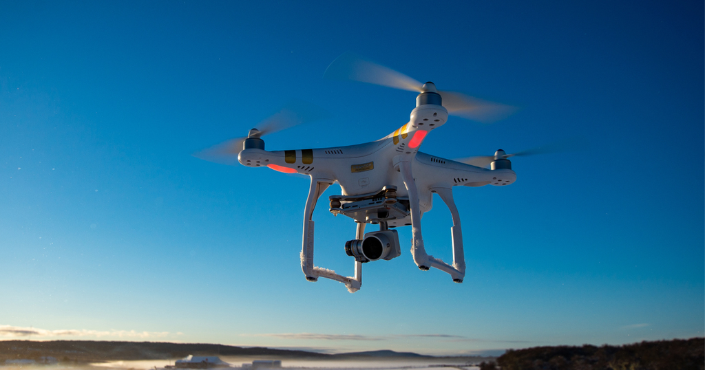 Drone sobrevoando em área aberta