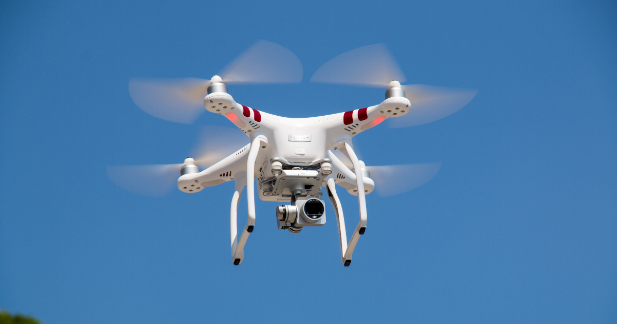 Drone Branco Sobrevoando