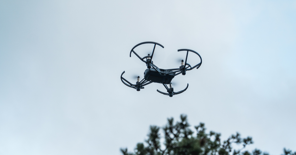 Drone preto sobrevoando com vento