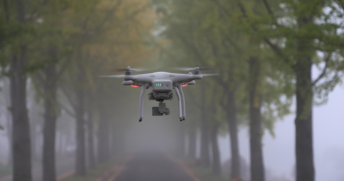 Drone sobrevoando