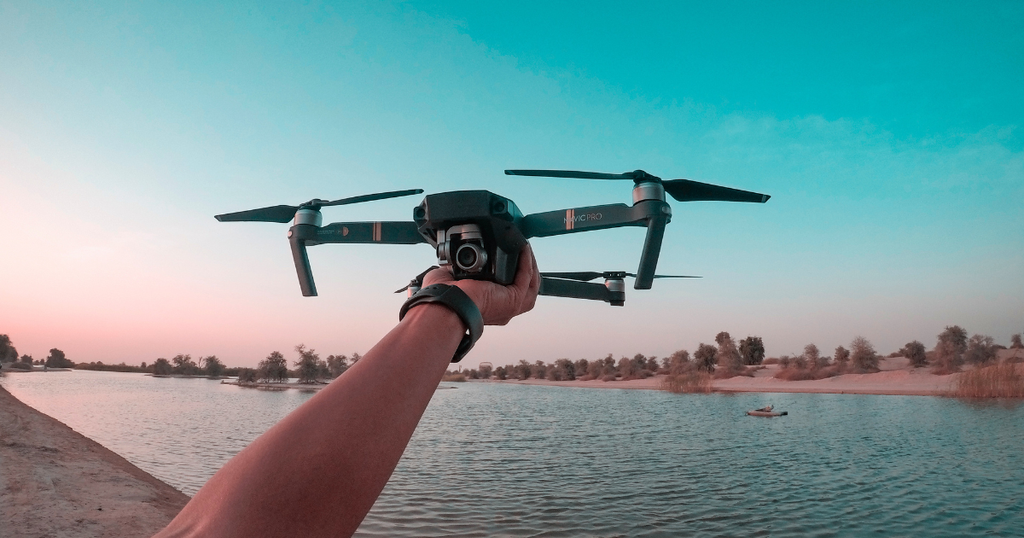 mão de pessoa segurando um drone