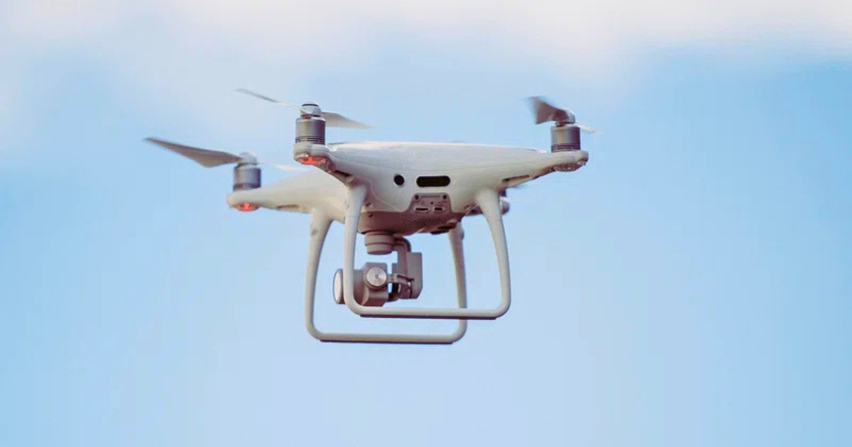 Drone sobrevoando